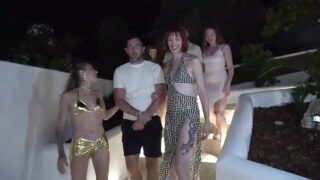 アメリア・グレースとジュリア・メイズは、激しいオーラルセックスを伴う乱交アナルセックスに耐える。