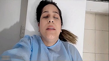 Mis dedos no bastan, mi coño quiere Sentir más, doctor ven tócame de nuevo - PORNO EN ESPAÑOL