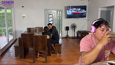 Jovencita de 18 es convencida por el amigo de su hermanastro para follarla mientras &eacute_l est&aacute_ distra&iacute_do