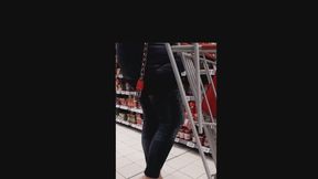 Una domenica pomeriggio a fare acquisti di Natale al supermercato affollato con ai piedi un sandalo in strass tacco 17 cm