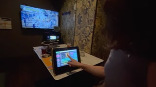 生ハメされて喘ぎながら歌うエロ女子大生♪パイパンまんこがキツキツ♡最後はお口にたっぷり射精！可愛いお口でぺろぺろしながらごっくん ♡RYO＆YUU♡ 素人カップル/歳の差/美少女/10代/スタイル抜群