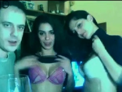 Dos Mas Una - Threesome en Webcam para Amateurs