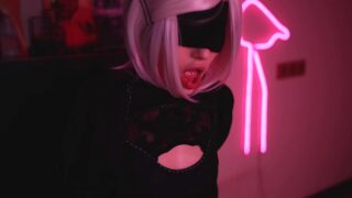 Clip di un film di 2B da Nier: Automata, una cosplayer sgualdrina che si masturba