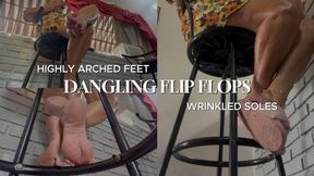 Flip-flops with wrinkled soles and pronounced arches (1)