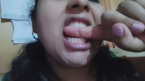 Mordidas lentas en mis dedos. Dientes en acción y detalle cercano.