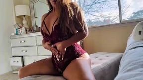 latina alcanza su orgasmo con jueguete sexual
