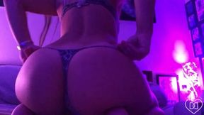 Dildo and Hitachi Make MILF Squirt
