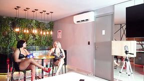 Por tr&aacute_s das c&acirc_meras, eu dando, at&eacute_ entrevista, para um Fode Cast