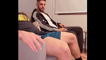 VIZINHO PAUZUDO ESPEROU A ESPOSA IR TRABALHAR E VEIO ME FUDER