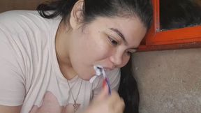 Real-time tooth brushing session & Raw mouth and teeth fetish in close-up