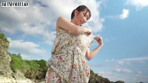 Gravure Idol Behind-the-scenes in Okinawa, a Daring off-camera Moment Captured Discreetly 1st