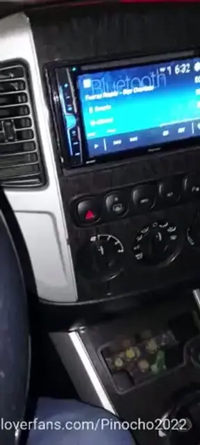 Cogiendo una rica hotwife nos gano las ganas y cogimos en el auto antes de llegar al hotel