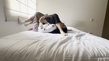 Lucha libre femenina en pijama con culos rebotando, caídas inesperadas y muchos golpes