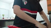 Mulher safada lavando louça e provocando espreitador