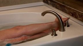 Chubby MILF shows off her sexy feet in the bathtub