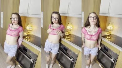 Glasses tattooed girl strips slow bare on the counter with her pink pussy