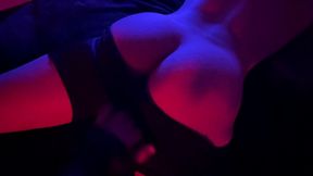 le abro la cola a mi novio con un plug anal y despues le doy por el culo - pegging casero