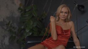 Aesthetic blonde JenniferQ demonstrates her godlike naked shape
