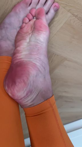 Show Feet in Flip Flops