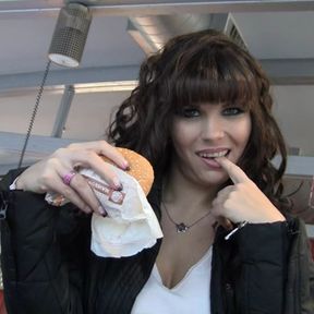 Freundin will im Fast Food Restaurant blasen und frisst Sperma vom Burger - Aische Pervers