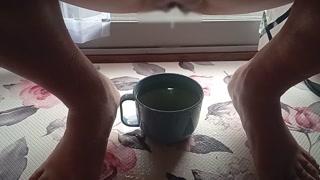 コップにおしっこ