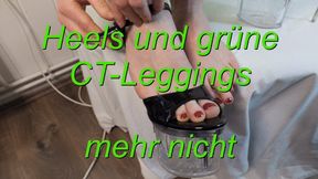 Heels and green cameltoe leggings - Heels und grüne Cameltoe-Leggings