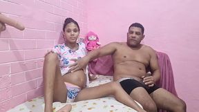 meu padrasto aproveitou que so estava eu ele em casa para me observar