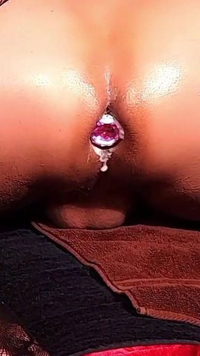 Big Ass Tranny MILF with a Cute Buttplug