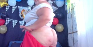 A very sensual dance, showing off my huge body, and finishing with a delicious blowjob.