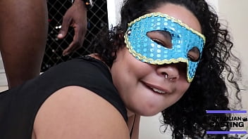 corno leva sua mulher para ser comida por um moreno gostoso.