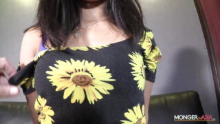 Pelacur berdada kecil horny dengan tindik anus disetubuhi oleh penis besar