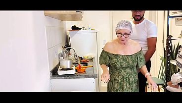 MINHA FAXINEIRA MILF FODEU COMIGO GOSTOSO | Chris Rocha feat Mya Milf