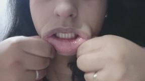Ahora sí: mostrando dientes y estiramientos extremos de labios en cámara lenta