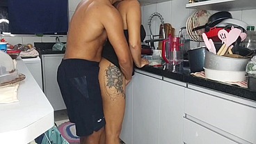 Dona de casa sendo surpreendida na cozinha e dando cu ali mesmo sendo enrrabada na pia da cozinha