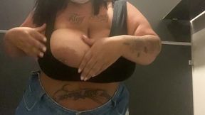 bbw mostrou o cuzinho no banheiro do aeroporto - mary jhuana