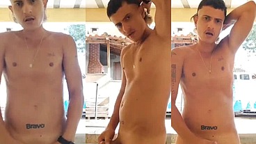 Batendo uma fumando até gozar
