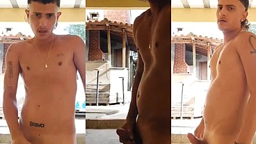 Batendo uma fumando até gozar