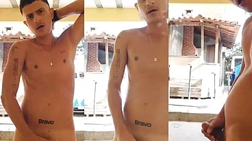 Batendo uma fumando até gozar