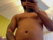 latino masturbandose en su rutina matutina