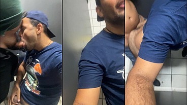 Macho foi fudido por dois safados dentro do WC do trabalho.