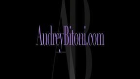 Audrey Bitoni Pissing