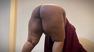 Saudi Arabian Sexy Hotel Maid Make Me Horny By Show Her Huge Booty When She Clean My Room - BBW Hot Maid