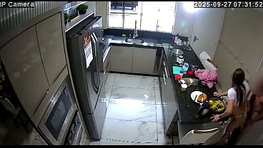 FLAGRA! Marido Pega esposa dando para o vizinho na cozinha!