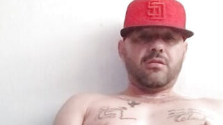 Zabawa z masturbacją i wytryskiem, gdy samotna dziewczyna ogląda masturbujących się gejów, którym się odbytowo pieprzy