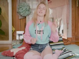 Ersties - Gurke und Küchenutensilien bringen Mia A zum Orgasmus