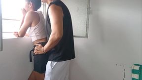 Follandome a mi hermanastra al lado de la ventana con cuidado de que los vecinos no nos vean
