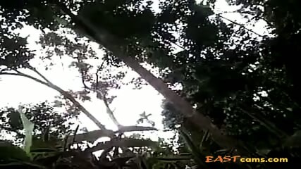 Indonesian Jilbab Babe Ciuman & Pamer Susu