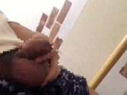 M男くんが友達の家のトイレでおしっこドアップ撮影！