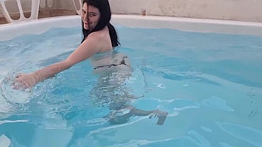 Branca De Neve Atriz , Me chama para fuder na piscina e toma uma surra de piroca