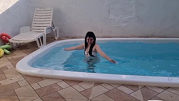 Branca De Neve Atriz , Me chama para fuder na piscina e toma uma surra de piroca